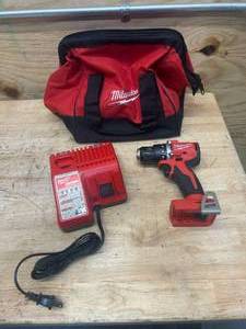 lot 3 image: MILWAUKEE 3601-20-48-59-1850 M18 18V Lithium-Ion Brushless Cordless 12 in. Compact DrillDriver - D309