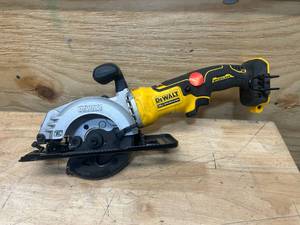 lot 60 image: DEWALT DCS571 ATOMIC 20V MAX Cordless Brushless 4-12 in. Circular Saw (Tool Only) C152.10