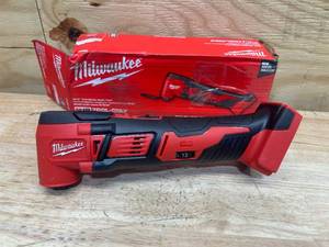 lot 35 image: MILWAUKEE 2626-20 M18 18V Lithium-Ion Cordless Oscillating Multi-Tool (Tool-Only) - B139