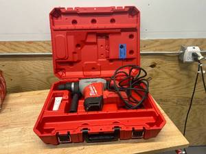 lot 158 image: MILWAUKEE 5517-21 1-916 in. SDS-Max Rotary Hammer - D449