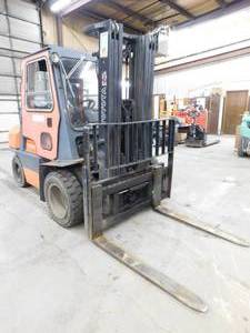 lot 3 image: 1999 Toyota 6FGU35 Dual Fuel Forklift with Cab