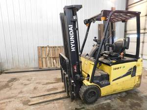 lot 16 image: 2017 Hyundai 18BT-9 Electric 36 Volt Forklift