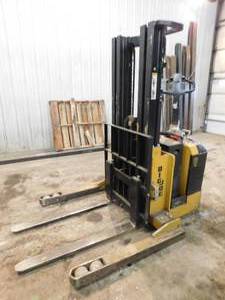 lot 20 image: 2016 Big Joe PDS-30-157 Walkie Stacker - For Repair