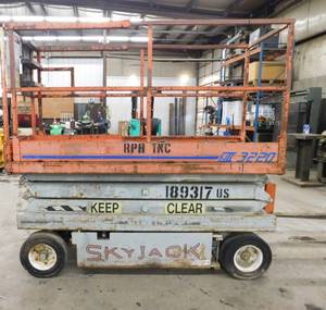 lot 23 image: 1999 Skyjack SJ3220 Scissor Lift - For Parts or Repair