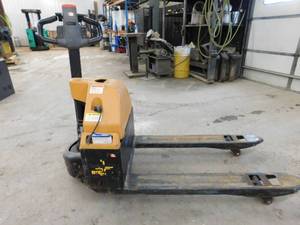 lot 31 image: 2021 Big Joe E30 Pallet Jack for Parts or Repair