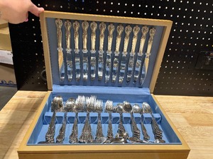 lot 6 image: Vintage WM Rogers & Son Silver Plate Flatware