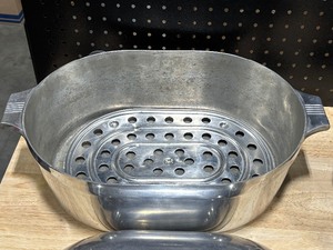 lot 9 image: Wagner Ware Oval Roaster