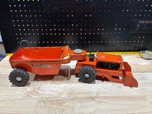 lot 43 image: Vintage Wyandotte LoaderDump Truck