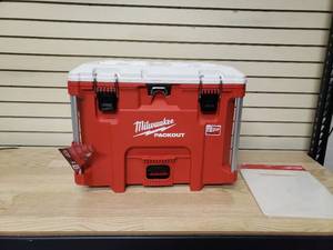 Milwaukee Pack out 40 qt XL Cooler and Cutting boarddivider