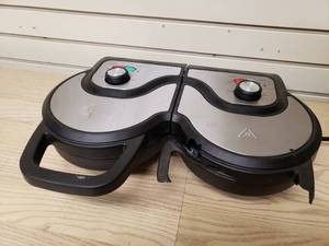 Chefman Double Anti overflow Waffle Maker Broken handle but powers up
