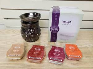 Scentsy Full size warmer and 4 Scents