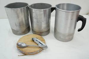 lot 25 image: lot of 3 wax melting pots and base