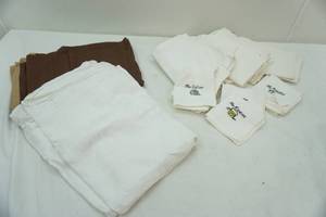 lot 50 image: lot of linen napkins and 2 tablecloths