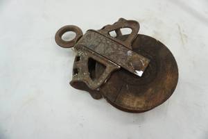lot 92 image: antique wooden pulley 6 wide 11 long