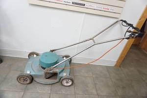 lot 104 image: Vintage Sunbeam Electric push mower