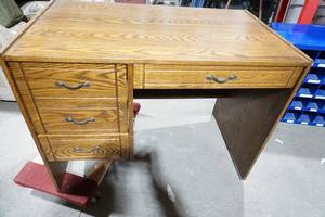 lot 72 image: Solid wood desk with 4 drawers