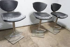 lot 76 image: 3 bar stools
