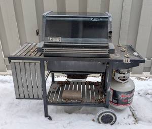 lot 94 image: Weber Platinum Series Gas Grill
