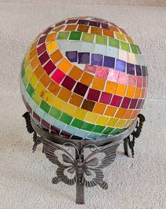 lot 90 image: Mosaic Glass Tile Gazing Ball and Stand