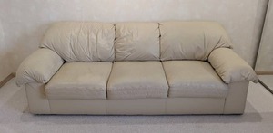 lot 16 image: Cream Leather Sleeper Sofa