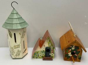lot 135 image: Butterfly House & Misc. Bird houses