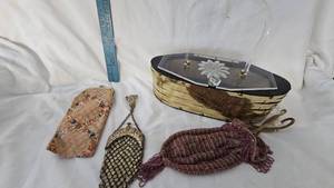 lot 9 image: Vintage Purses-Beaded