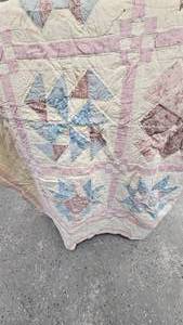 lot 16 image: Handmade Quilt