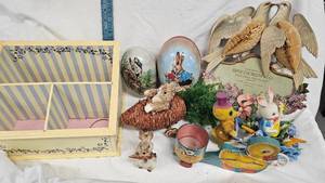 lot 20 image: Vintage Easter Lot