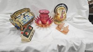 lot 83 image: Fenton VaseMayflower Cardboard Box