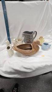 lot 87 image: McCoy Style Planters and Pitcher