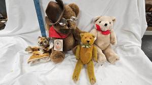 lot 96 image: Teddy Rossevelt Bear and Vintage Bears