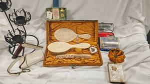 lot 104 image: Vintage Vanity SetVotive holder