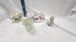 lot 50 image: Assorted SugarCreamer Teapot, Japan