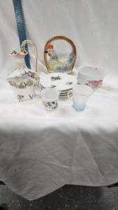 lot 59 image: Vintage Glasware, Vase, Basket
