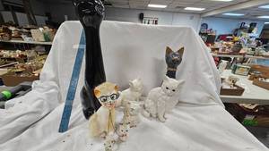 lot 68 image: Vintage Cat DecorFigures