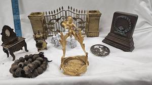 lot 69 image: Vintage Metal Collectibles