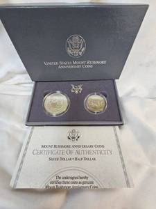 lot 124 image: Mount Rushmore Siver Anniversary Coin Set