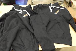 lot 321 image: 2 Sweatshirts -2XL