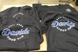 lot 328 image: 4 Sweatshirts -M & XL