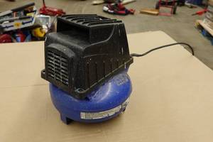 lot 339 image: 1 Gallon Air Compressor