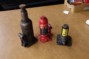 lot 356 image: Bottle Jacks