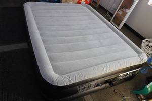 lot 2 image: Queen Air Mattress