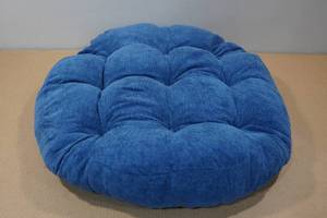 lot 35 image: 22 Floor Pillow