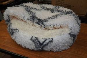 lot 45 image: Faux Fur Calming Cat Bed Cave