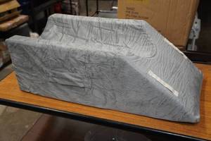 lot 46 image: Single Leg Support Pillow