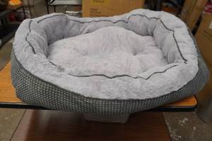 lot 50 image: Plush Pet Bed