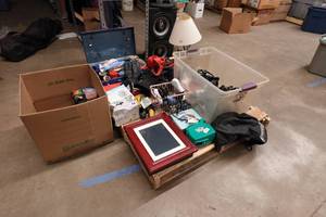lot 199 image: Assorted Housewares and Electronics