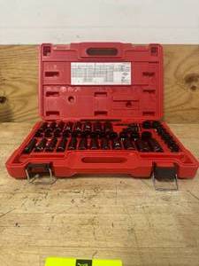 lot 113 image: MILWAUKEE 49-66-7009 SHOCKWAVE 38 in. Drive SAE and Metric 6 Point Impact Socket Set - D140