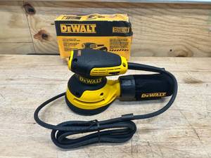 lot 139 image: DEWALT DWE6423 3 Amp Corded 5 in. Variable Speed Random Orbital Sander - B84