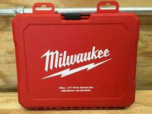 lot 40 image: Milwaukee 48-22-9044 14 in. Drive SAEMetric Ratchet and Socket Mechanics Tool Set (25-Piece) - C70